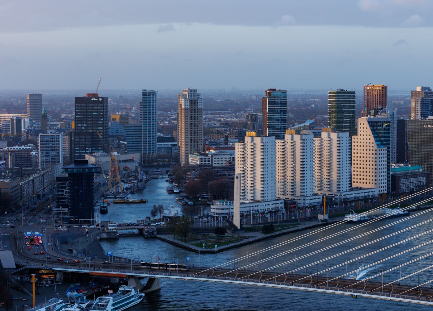 Luchtfoto van de kantoortorens langs de Maas in Rotterdam